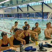 Zwemmers op trainingskamp