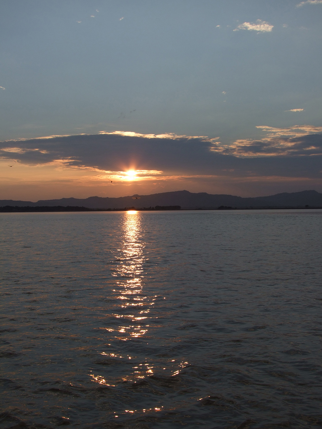 Ondergaande zon vanaf Irrawaddy rivier